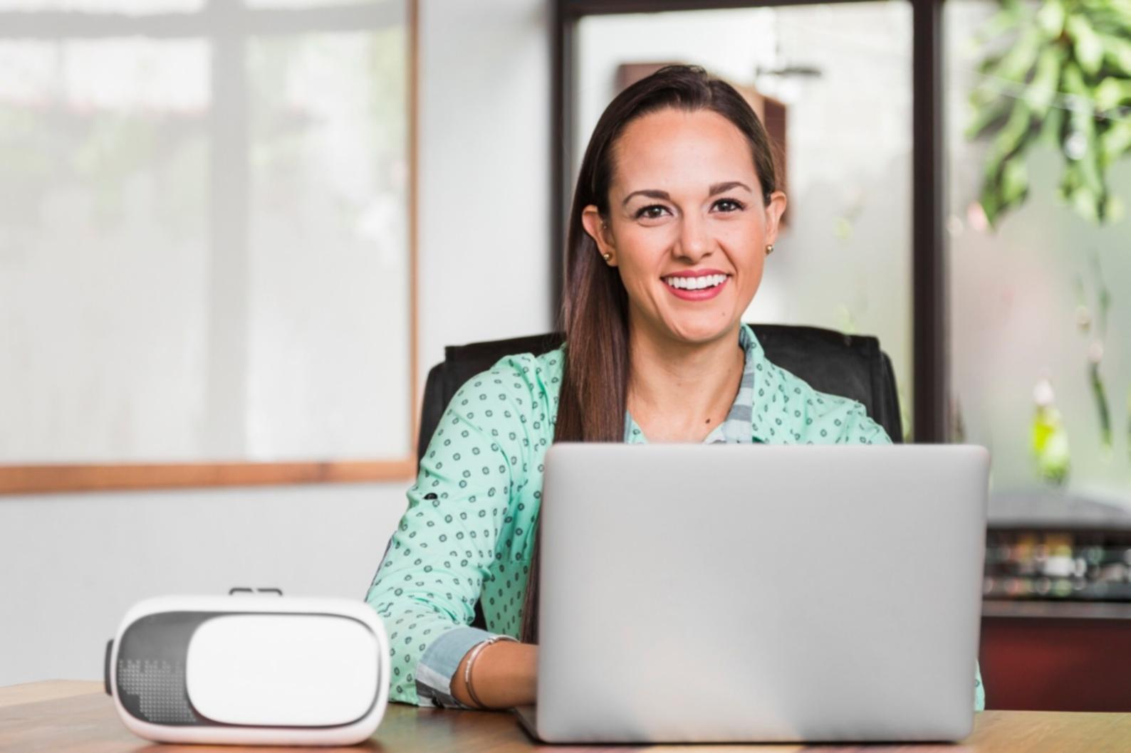 Studenten arbeiten gemeinsam an einem innovativen FinTech-Projekt mit Laptops und Finanzanalysen